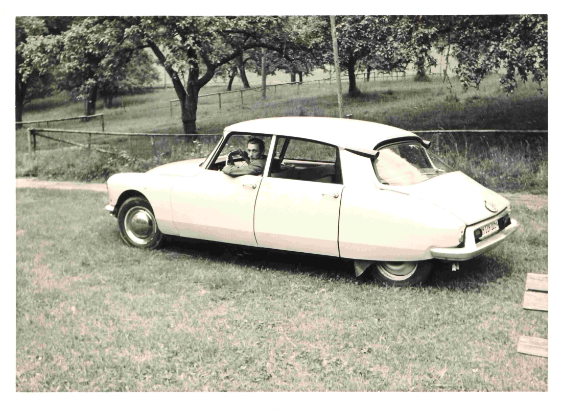 "Unsere Autos" der 50-er Jahre: Johann Benkö (*1933) mit seinem Citroen ID in der Schweiz
