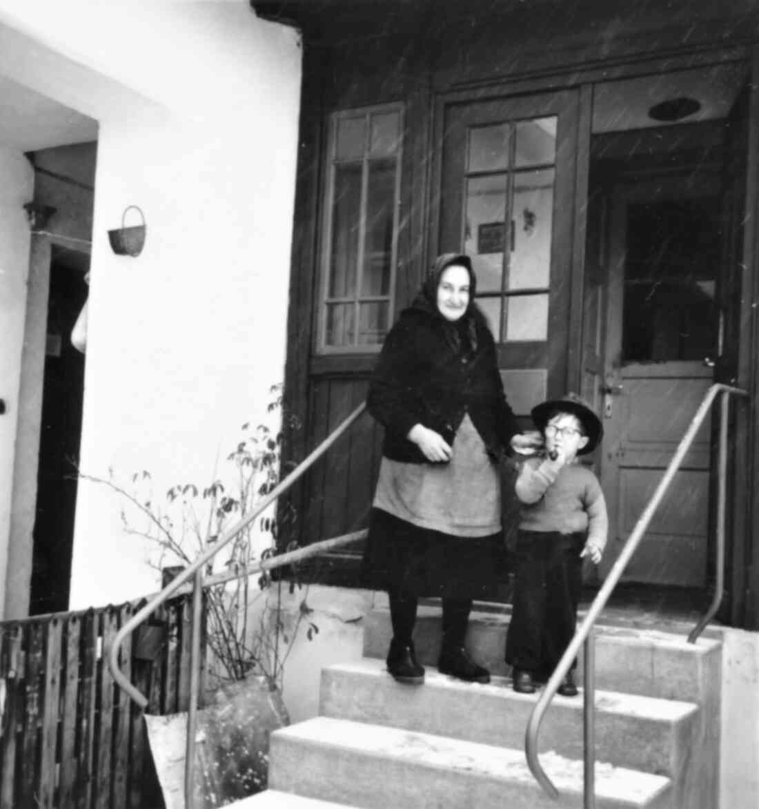 Oma Maria Bertha mit ihrem Enkel Peter (Platanengasse 7)
