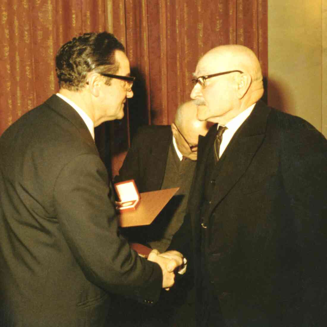 Stadtgemeinde: Verleihung des Ehrenzeichens in Gold an Altbgm. Josef Böcskör durch Bgm. Ferdinand Hatvagner