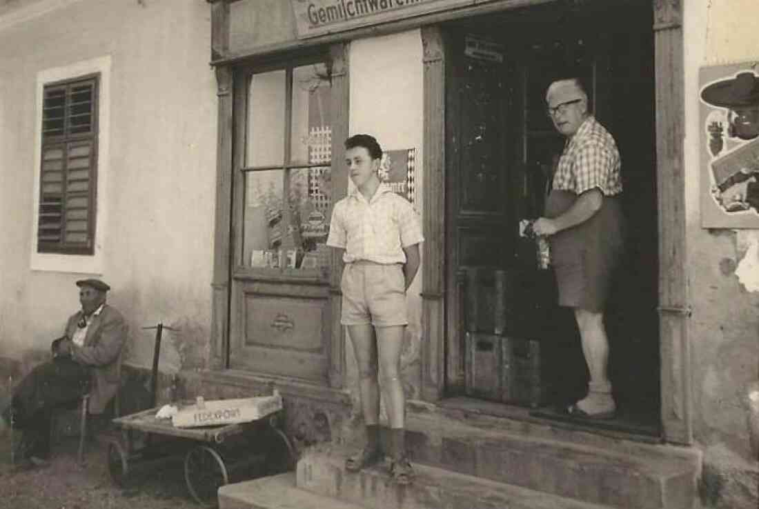 Hadadi Adalbert, Höfer Werner und Specht Adolf vor der Gemischtwarenhandlung Maria Glatz (Ecke Linke Bachgasse/Grazerstraße)