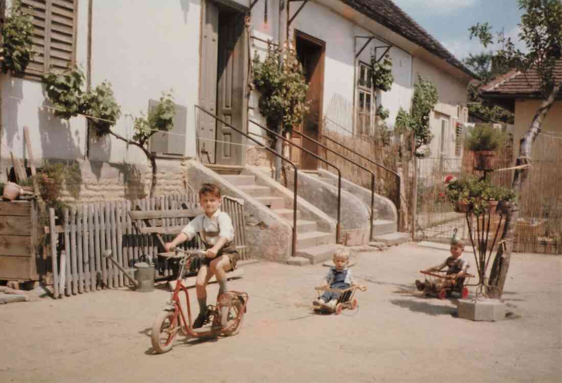 Im Hof des Hauses Schober (Schlainingerstraße 4): "Am Rollerrad und in den Leiterwagerln"