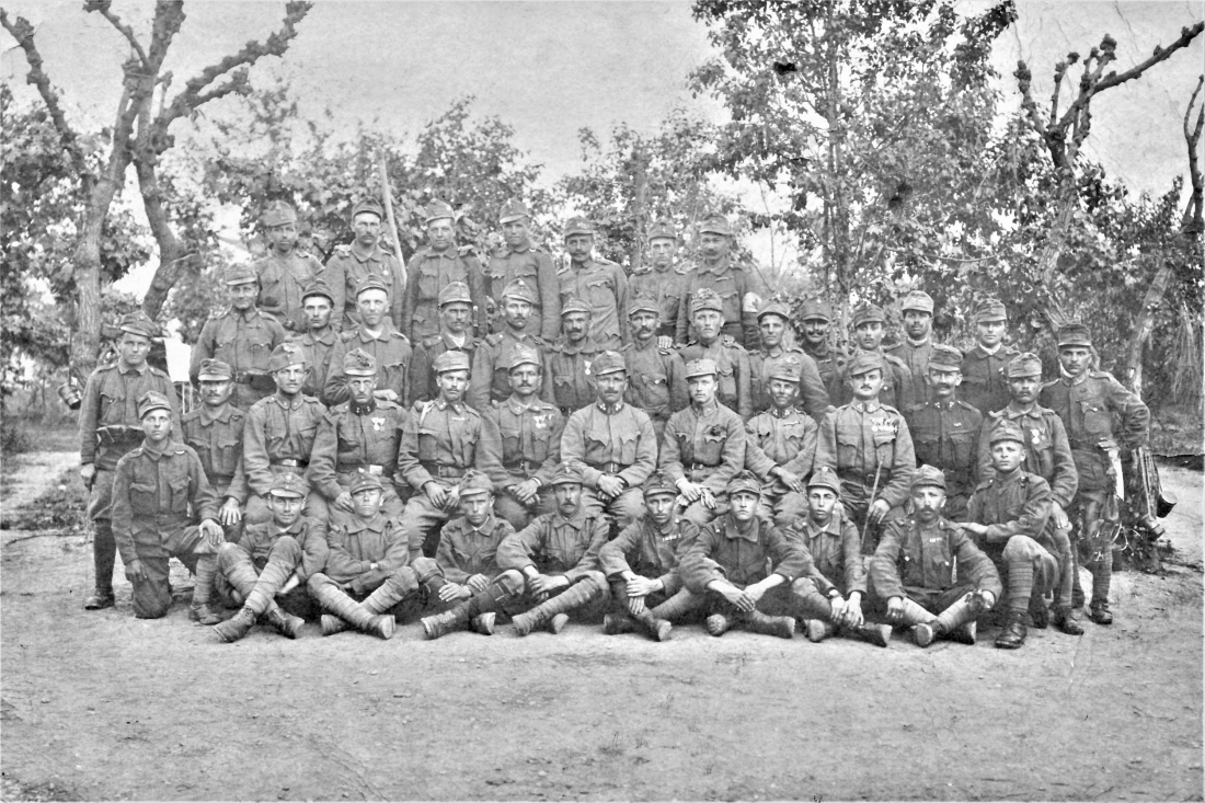 I. Weltkrieg: Ludwig (Lajos) Osvald (*1898/+1985) inmitten seiner Truppe