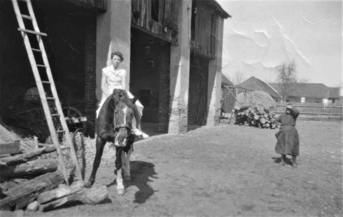 Julianna Faith (verh. Seidl) auf dem Pferd (Grazerstraße 96)
