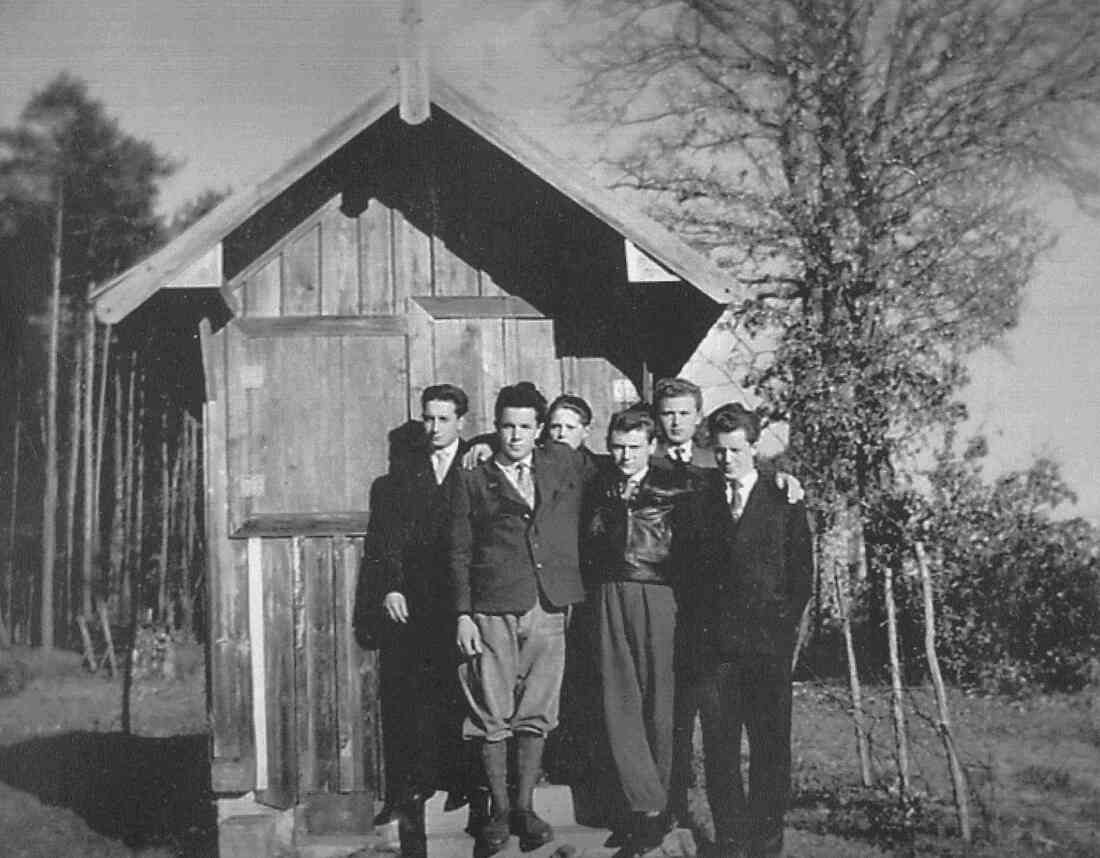 St. Martin: Gruppe junger Männer vor Stelzers Weingartenhütte - Mirtl/Heinisch/Guger/Schuh