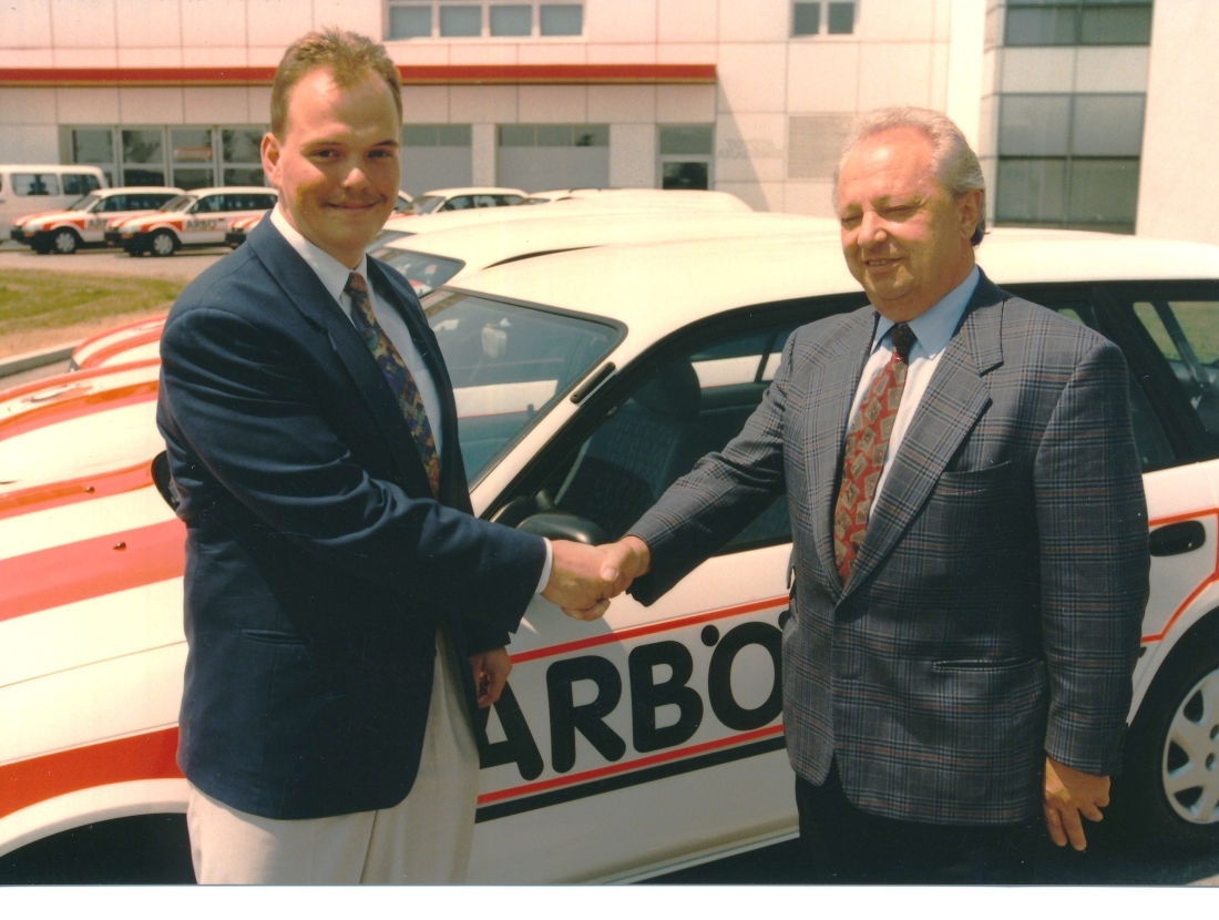 Übergabe eines Pannenfahrzeugs durch einen Vertreter von Toyota-Österreich an ARBÖ-Landesgeschäftsführer LAbg. Ernst Kogler