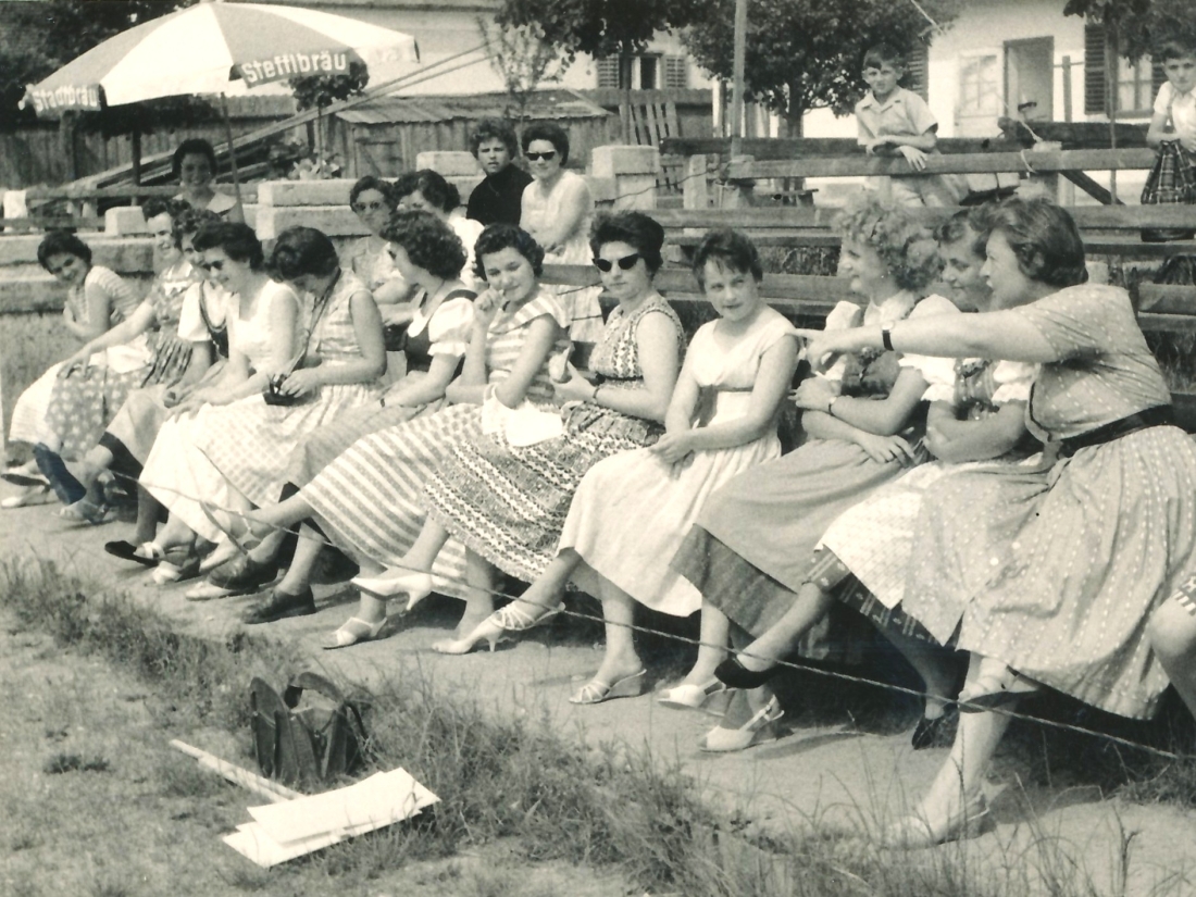 Elegante, junge Damen als Zuseherinnen am SC-Platz anlässlich eines Jungschartreffens - Frauer/Benkö/Schlapsi/Rehling/Schermann