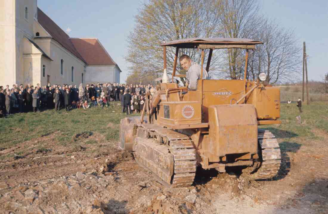 Bau der neuen röm. kath. Osterkirche: Erste Erdaushubarbeiten