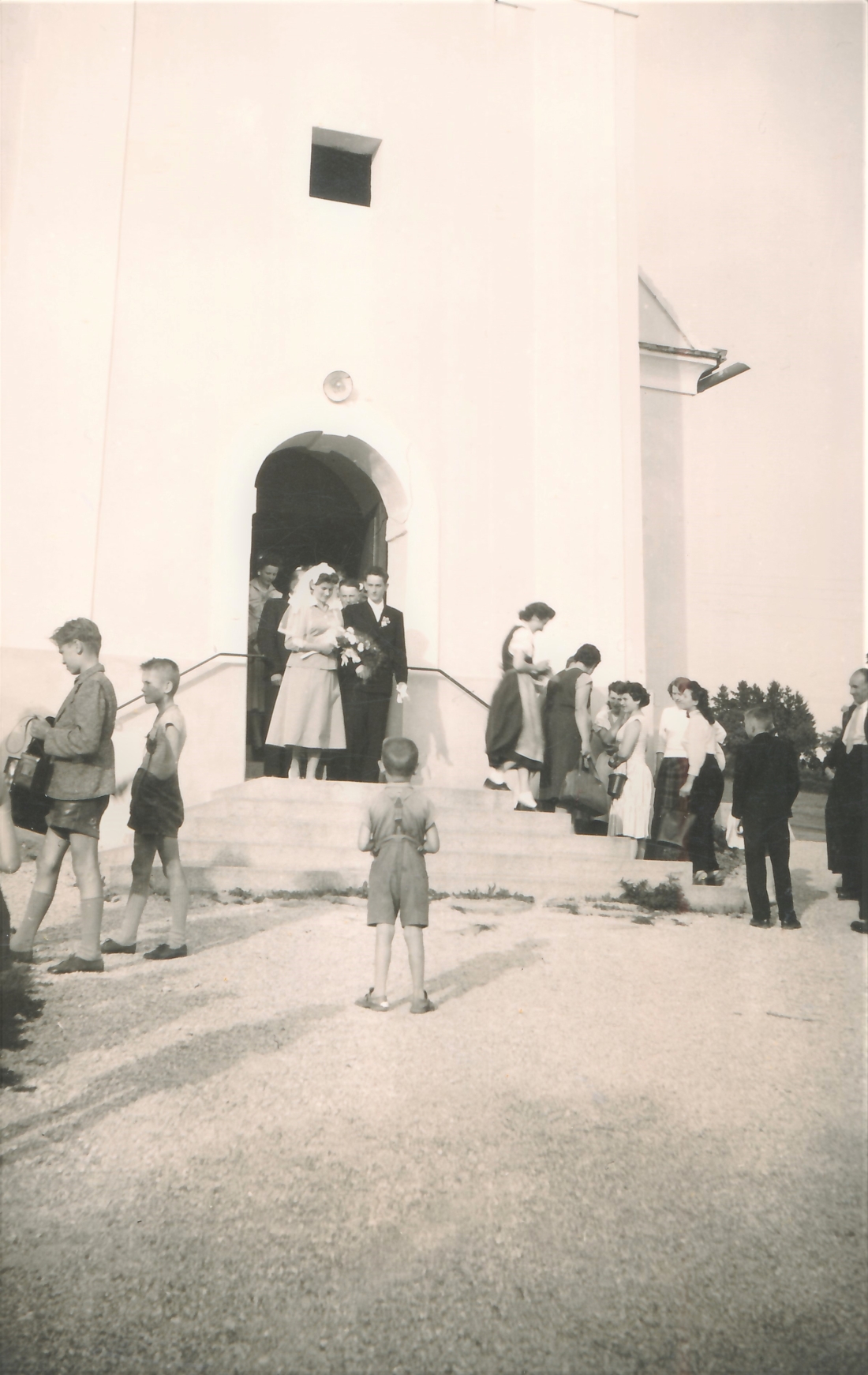 Röm. kath. Pfarre: Hochzeit Josef Krutzler (*1933) und Gisela Ritter (*1936) - das frischvermählte Brautpaar verlässt die Kirche