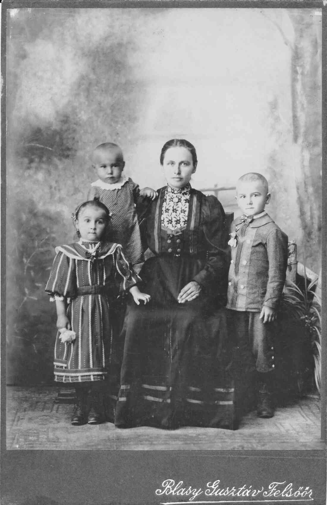 Julianna Gaal (*1885/+1966) mit Kindern - Portrait