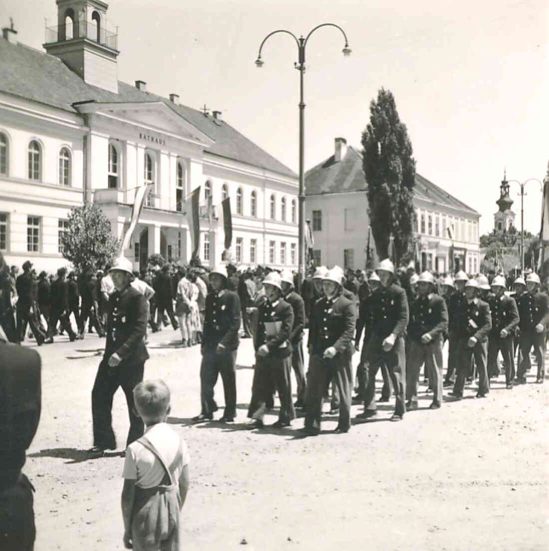 Festzug vor dem Rathaus anlässlich des 6. Bgld. Landes-Feuerwehrtags in Oberwart (Simon/Stieber))