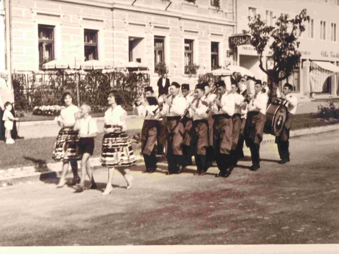 Marschformation aus Ungarn vor dem Hotel Freislinger