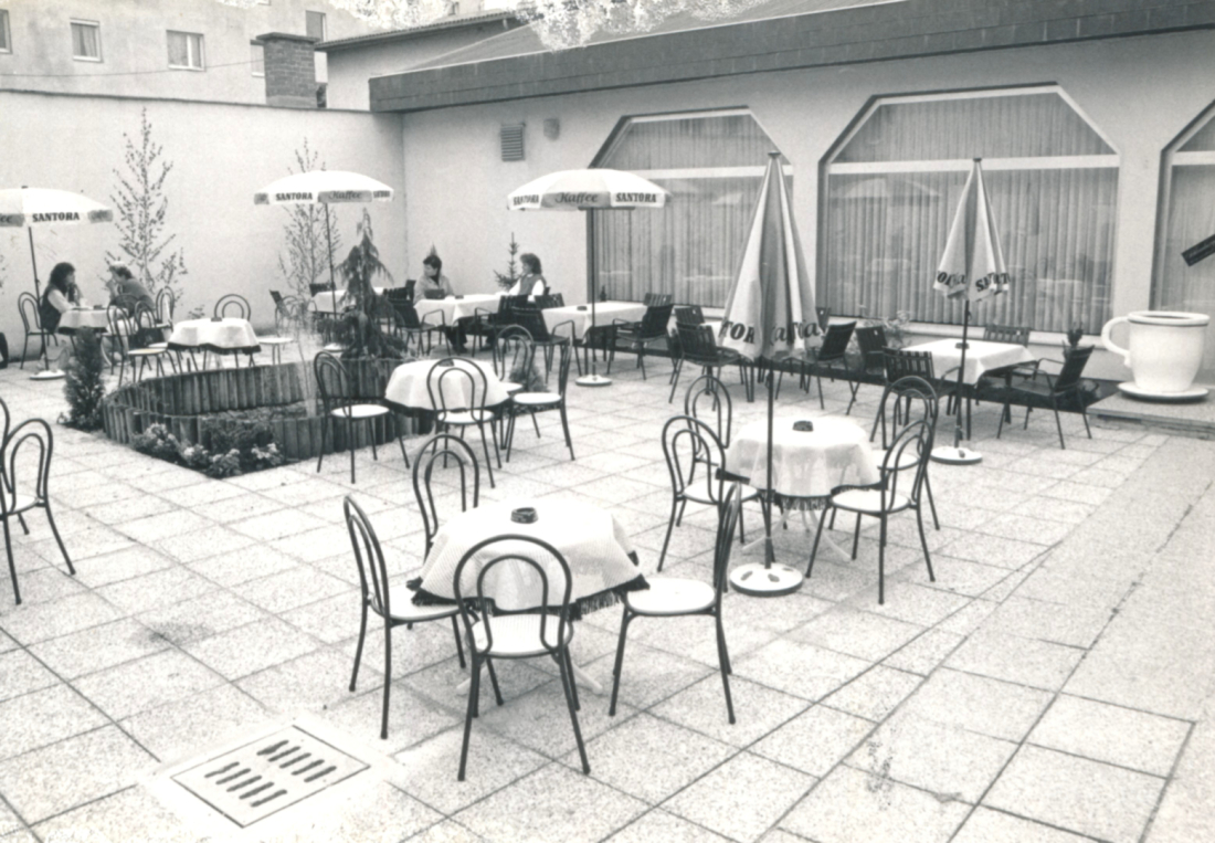 Stadt-Cafe Oberwart (Wienerstraße 3) - Gustav Gamauf: der Gastgarten zur Zeit der Neueröffnung