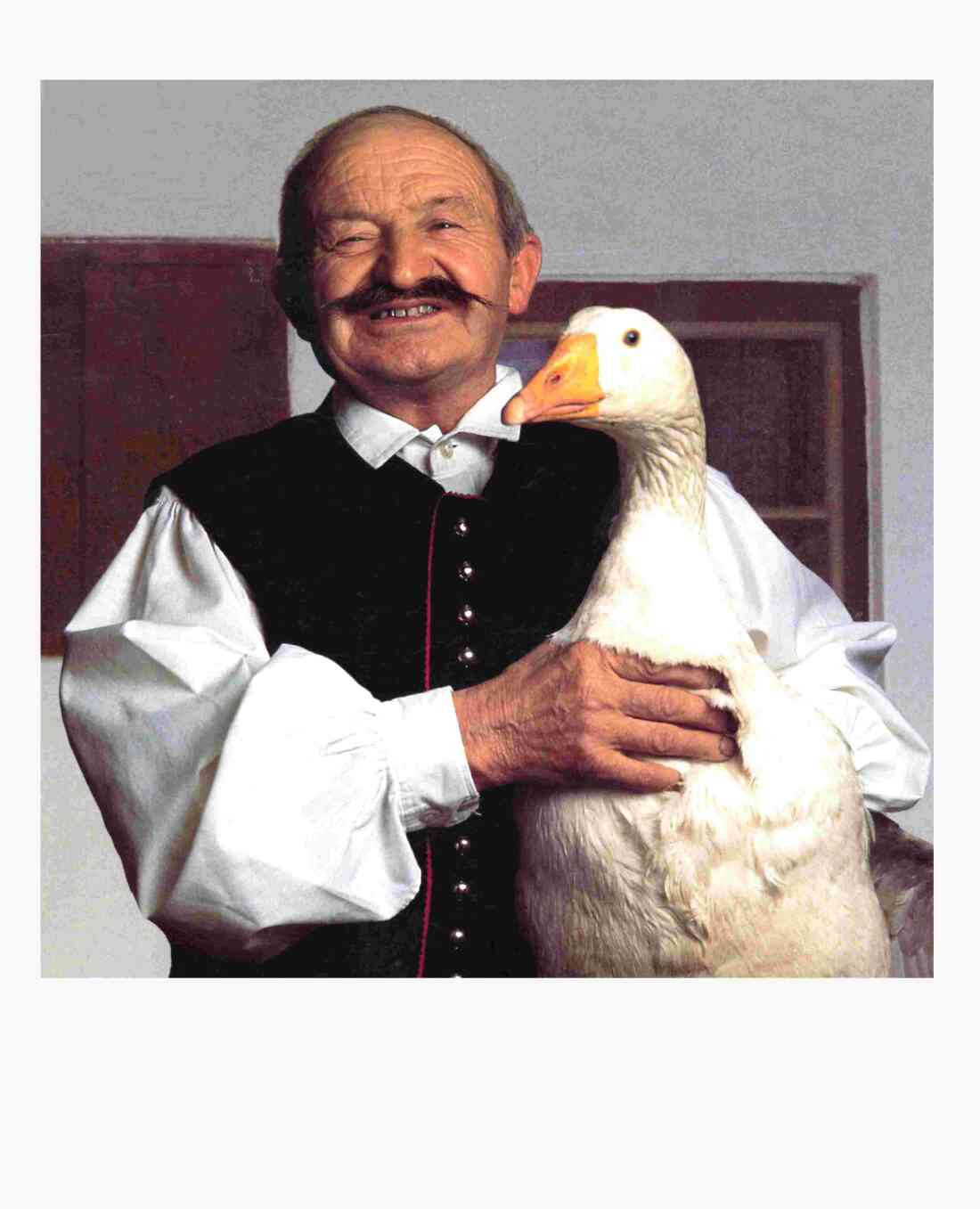 Portrait: Julius Pigler (*1913/+2008) mit Gans,wie er oft für Tourismusprospekte oder -flyer posierte