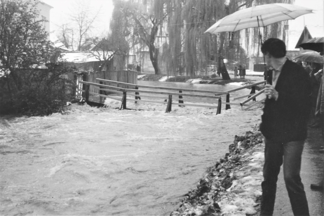 Hochwasser am Wehoferbach 1965: der Steeg zum Haus Draschkowitz (Badgasse 2) hält den Wassermassen nicht mehr Stand