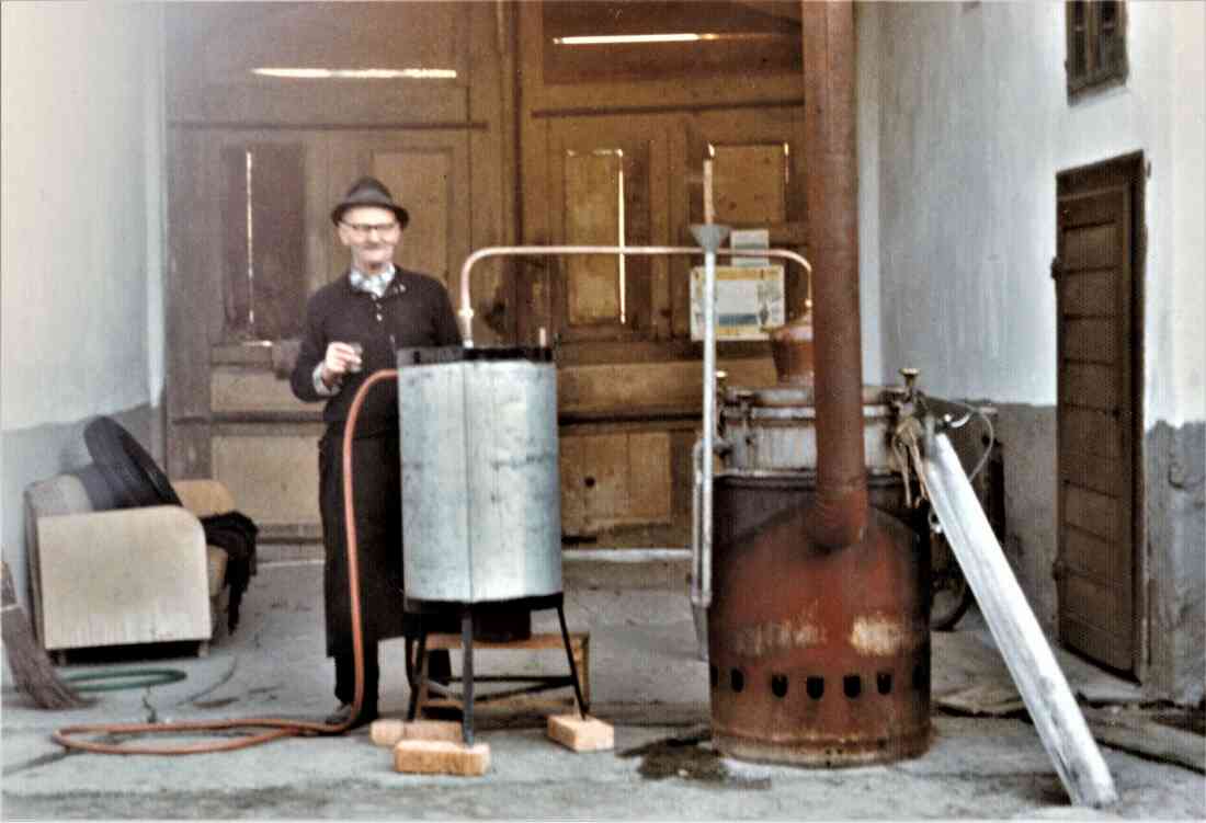 Schnapsbrennen bei Johann Benkö (Janos, *1900 / +1981) - Grazerstraße 88