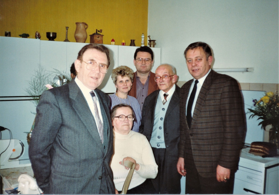 Die Gemeindeabordnung gratuliert Fr. Gisela Ritter (geb. Györög, *1911 / +1996) zum 80. Geburtstag (OW. Nr. 80, heute Buchengasse 9)