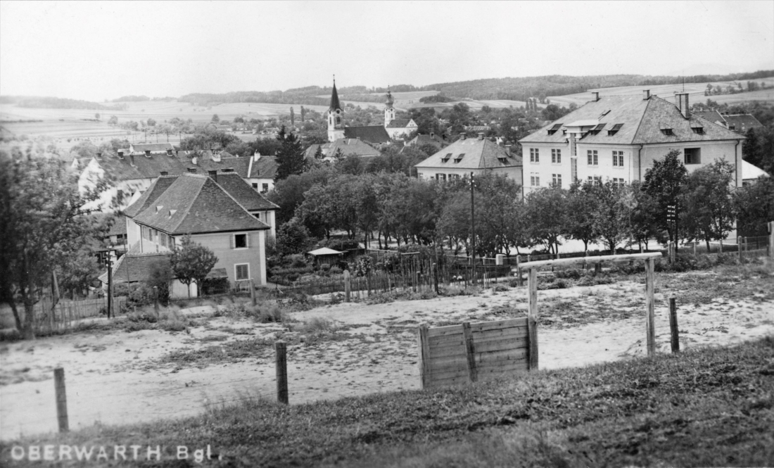 Ansichtskarte: Blick gegen Westen auf die Beamtenhäuser, die Kaserne und die beiden evang. Kirchen