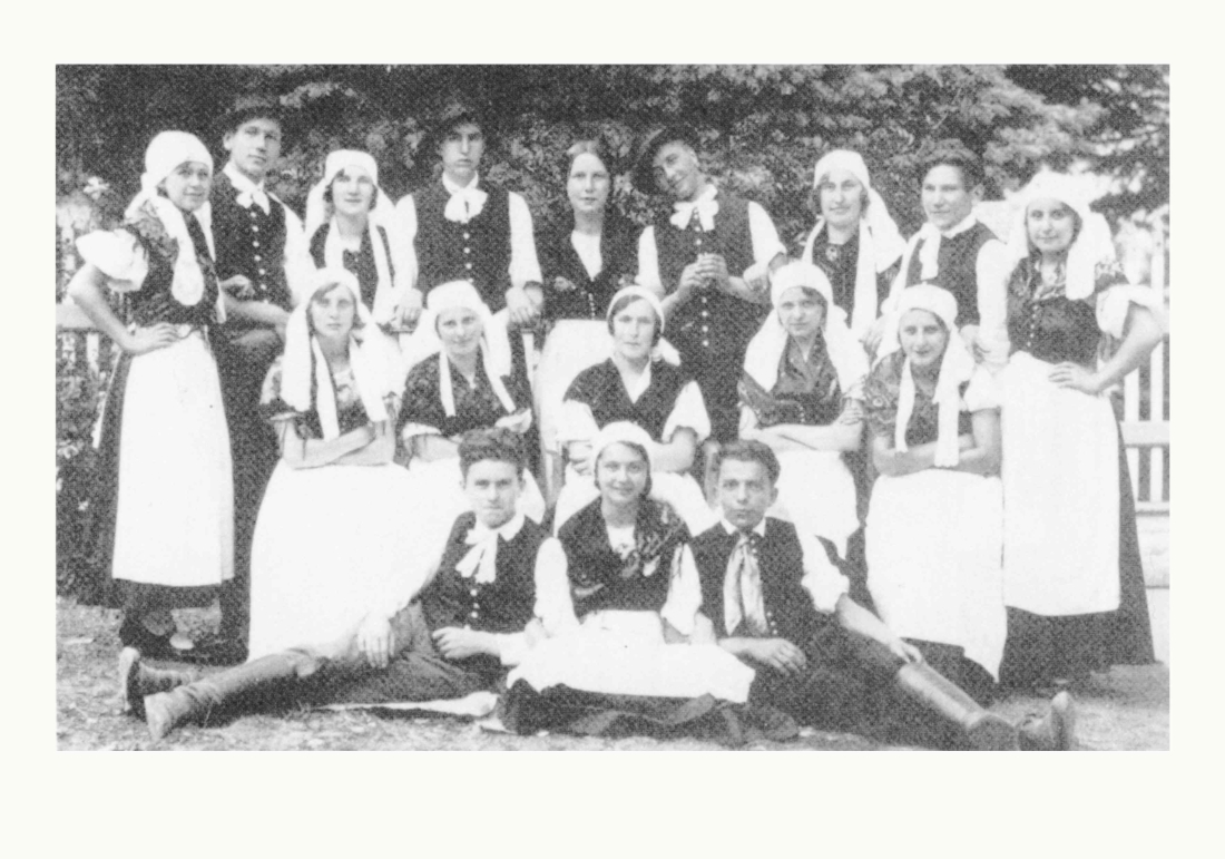 SchülerInnen der Handelsschule anlässlich der Einweihung der Kaserne Oberwart in „Burgenländer-Tracht " im Schuljahr 1931/1932