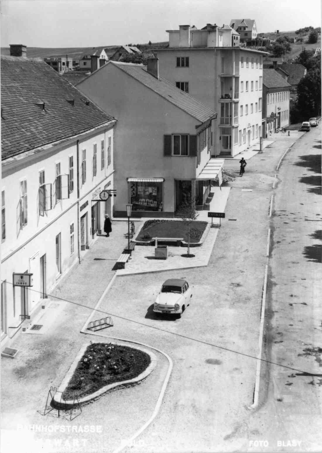 Ansichtskarte: Bahnhofstraße (im Hintergund das erste OSG-Hochhaus, Bahnhofstraße 7)