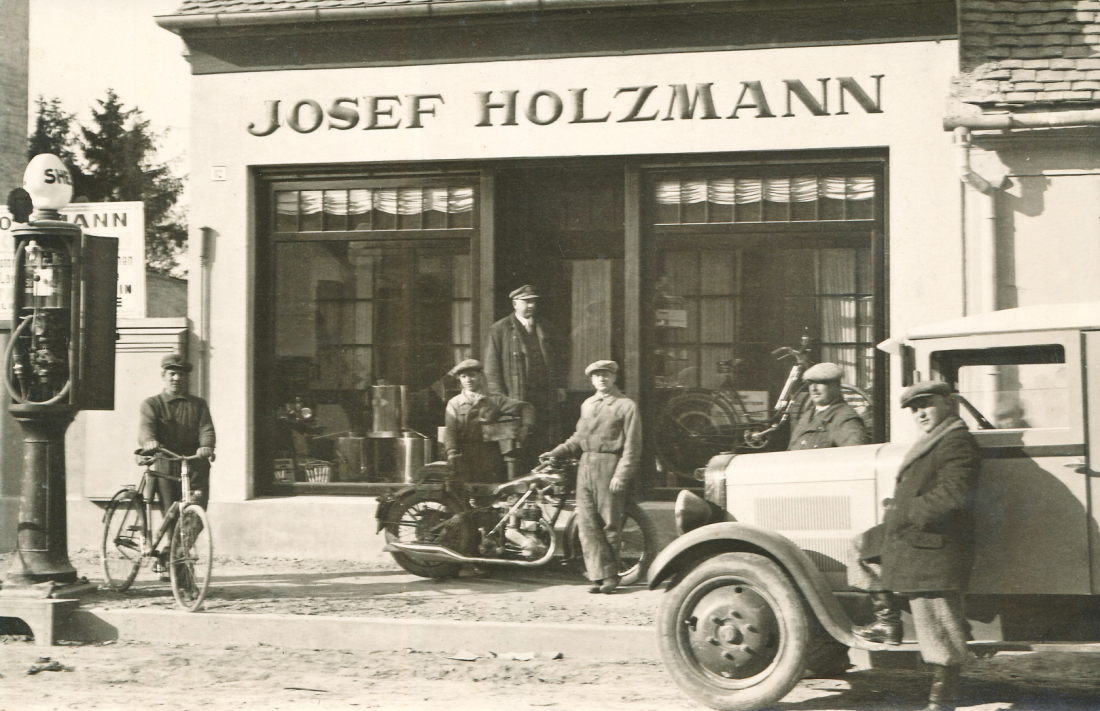 Ludwig Kantor mit seinem Firmen-LKW vor dem Geschäftslokal und der Tankstelle der Fa. Holzmann in Stegersbach