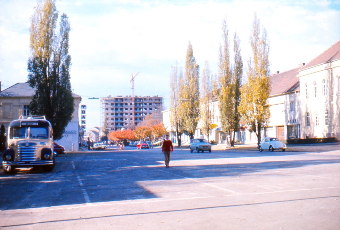 Blick über den Hauptplatz auf das in Bau befindliche Hochhaus (Bahnhofstraße 1/ Wienerstraße 2)