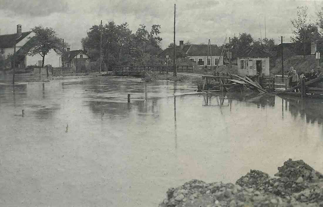 Hochwasser Sommer 1937 - Pinkabrücke Grazerstraße in Richtung Ortsmitte - Trafik Samuel Szabo