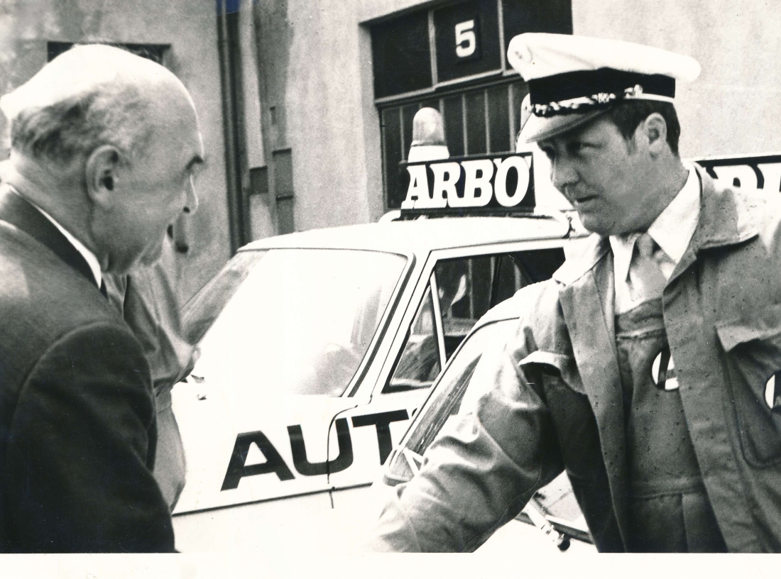 Zusammentreffen von ARBÖ-Pannenfahrer Michael Hadl und dem langjährigen Präsidenten des Gewerkschaftsbundes Anton Benya