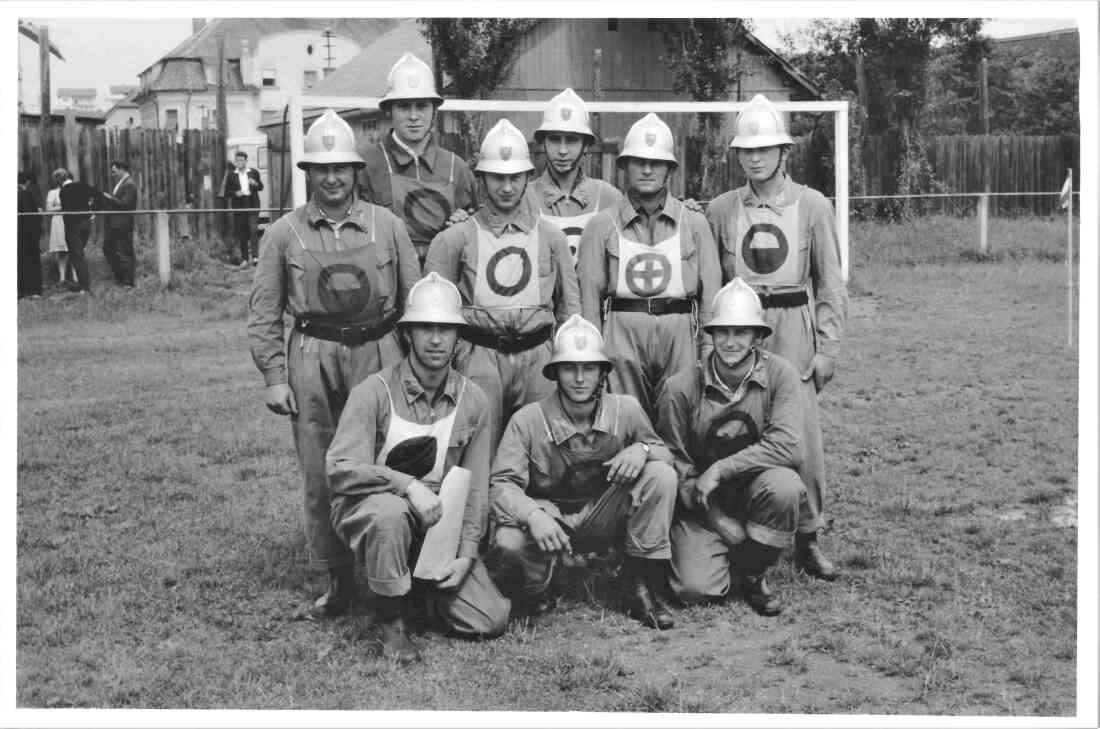 Bgld. Landesfeuerwehr-Leistungswettbewerb: Wettkampfgruppe mit  den FF-Männern Benkö, Imre, Mohat, Riczinger, Krutzler, Heigl, Pal Barna und Hegedüs