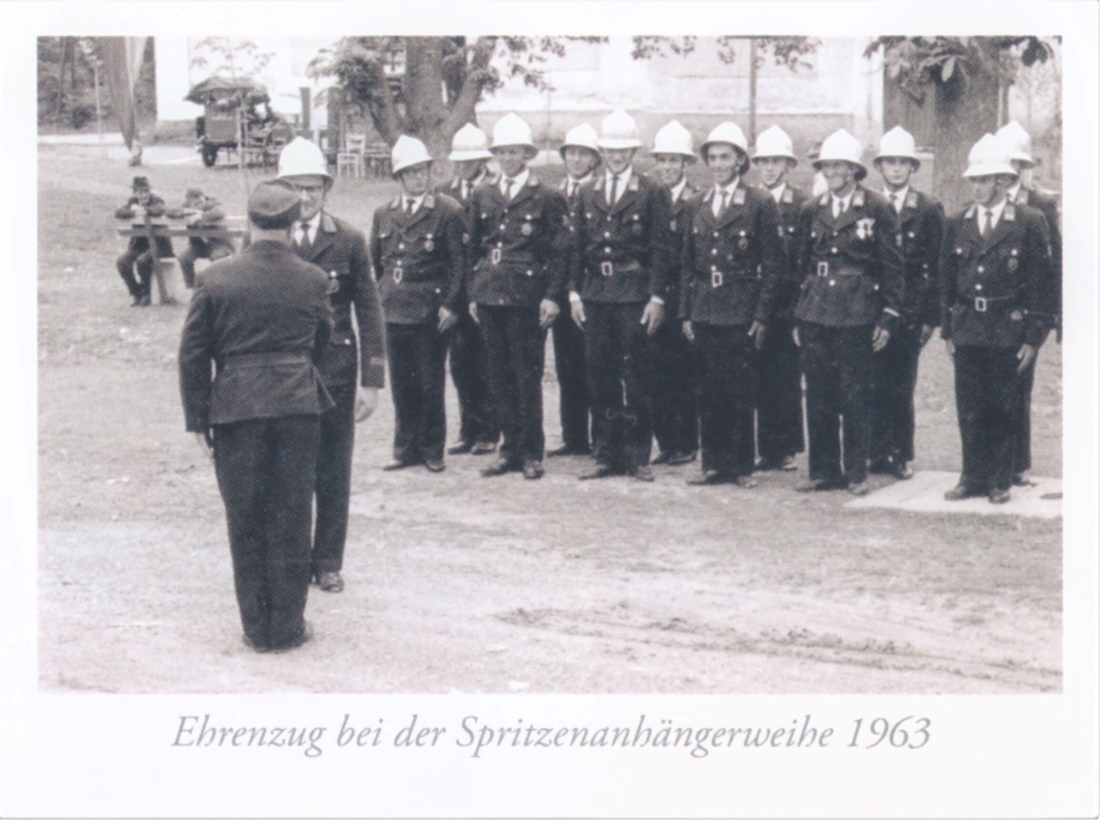 60 Jahre Freiwillige Feuerwehr St. Martin: Ehrenzug bei der Spritzenanhängerweihe (Widder/Marth)