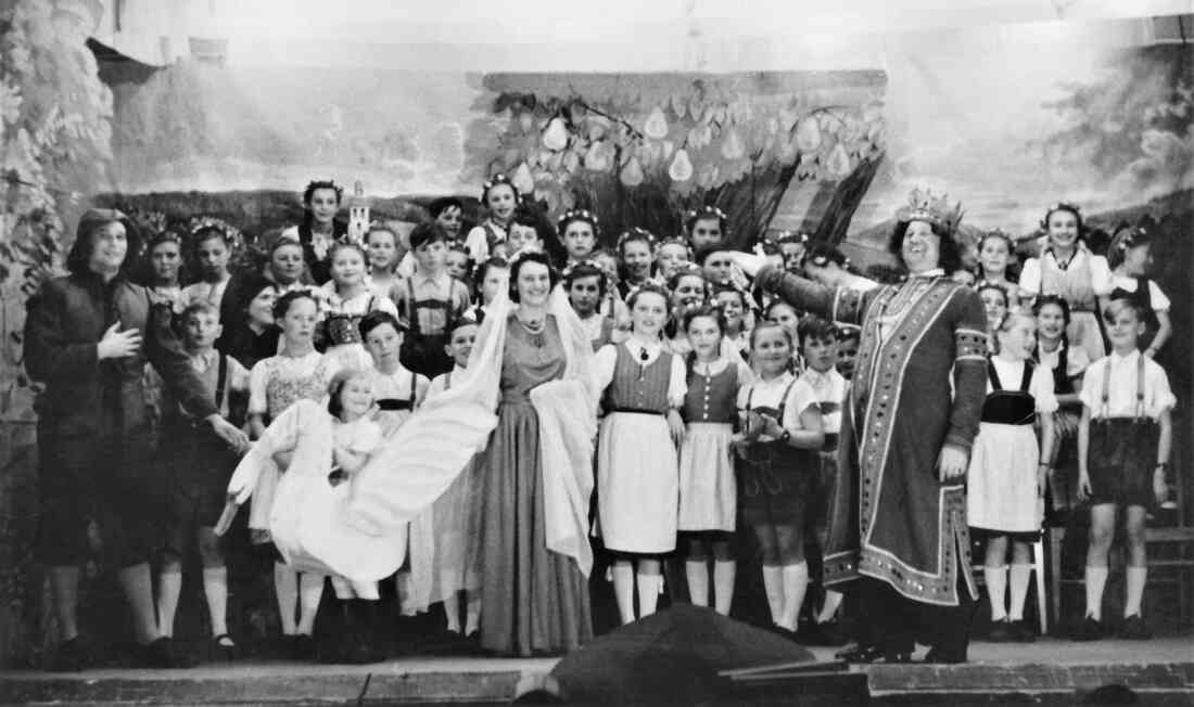 Kindertheater im "Genossenschaftssaal: Aufführung des Märchens "Schwan kleb an"