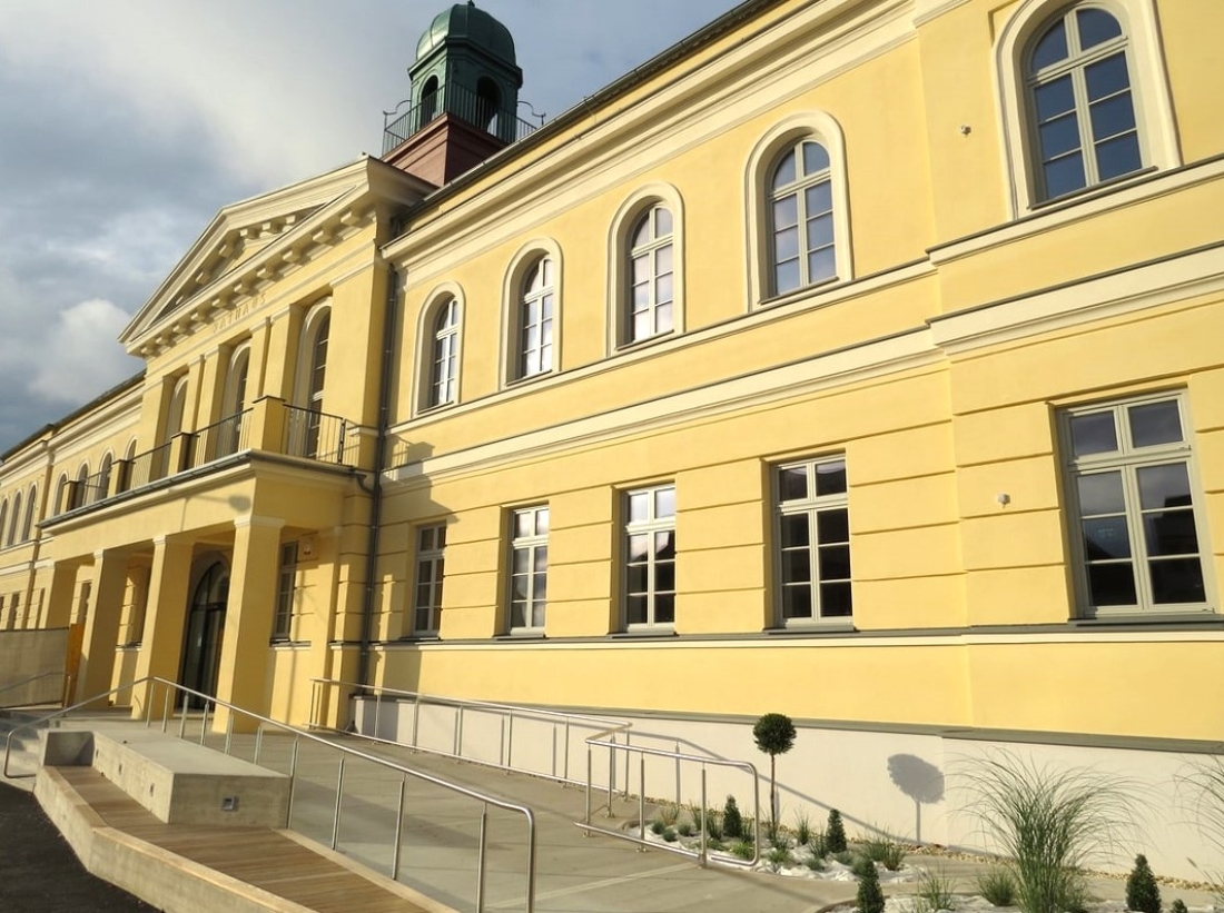 Straßenseitige Fassade des Rathauses am 14. Sept. 2017 nach dem Um- und Ausbau