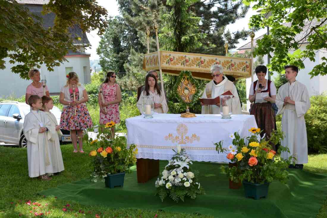 Röm. kath. Pfarre: Fronleichnamsprozession - Altar beim Kreuz neben der ehemaligen Pfarrkirche