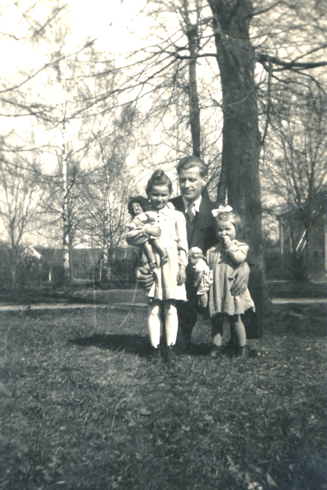 Ludwig Tölly mit seinen beiden Töchtern Helga und Elisabeth und ihren Puppen