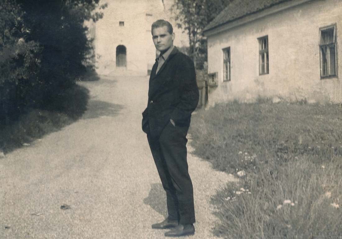 "Stutz" Alfred Wagner am Kirchenweg vor der röm. kath. Kirche und der r.k. Schule