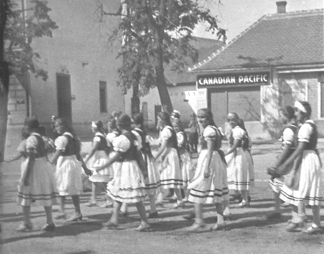 40. Gründungstag des reformierten Lesevereins: Gruppe von jungen Mädchen in ungarischer Tracht - Festzug über den Hauptplatz vor dem Geschäftslokal von "Canadian Pacific" (OW 146a / Hauptplatz 5)