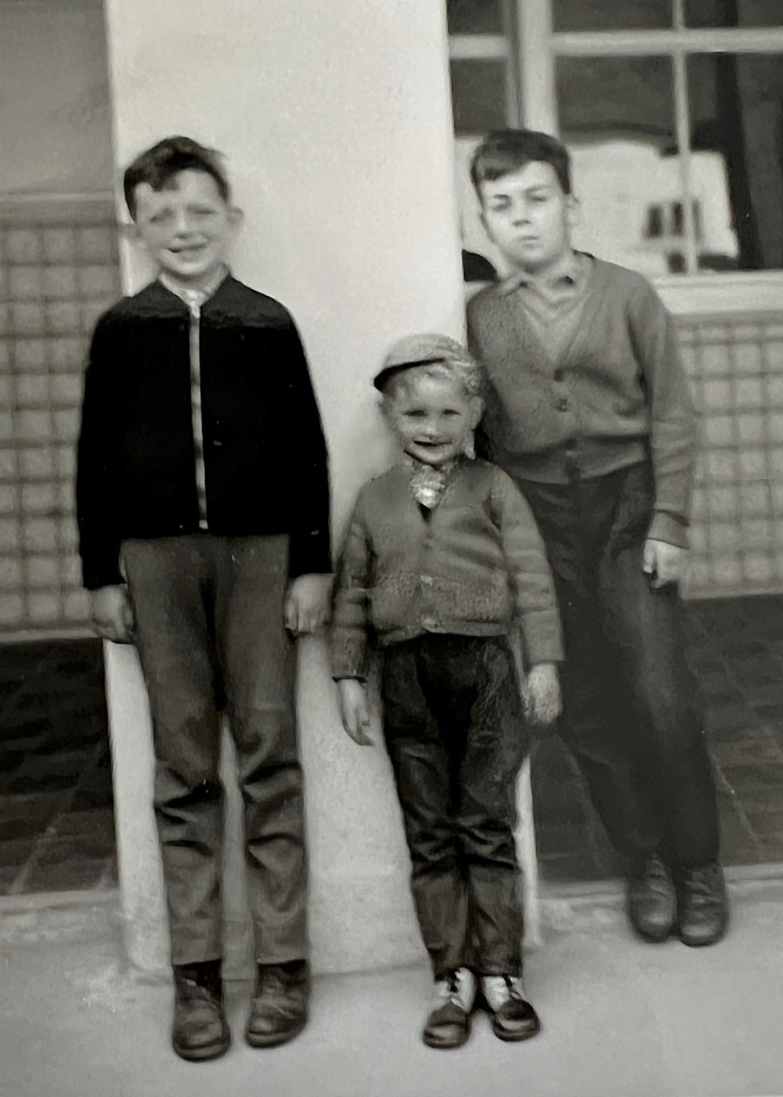 Karl Eigenbauer, Siegfried Samer und Fritz Toth im Hof des Hauses Samer / Baustoffhandlung, Dackdeckerei und Steinmetzbetrieb (Steinamangererstraße 22)
