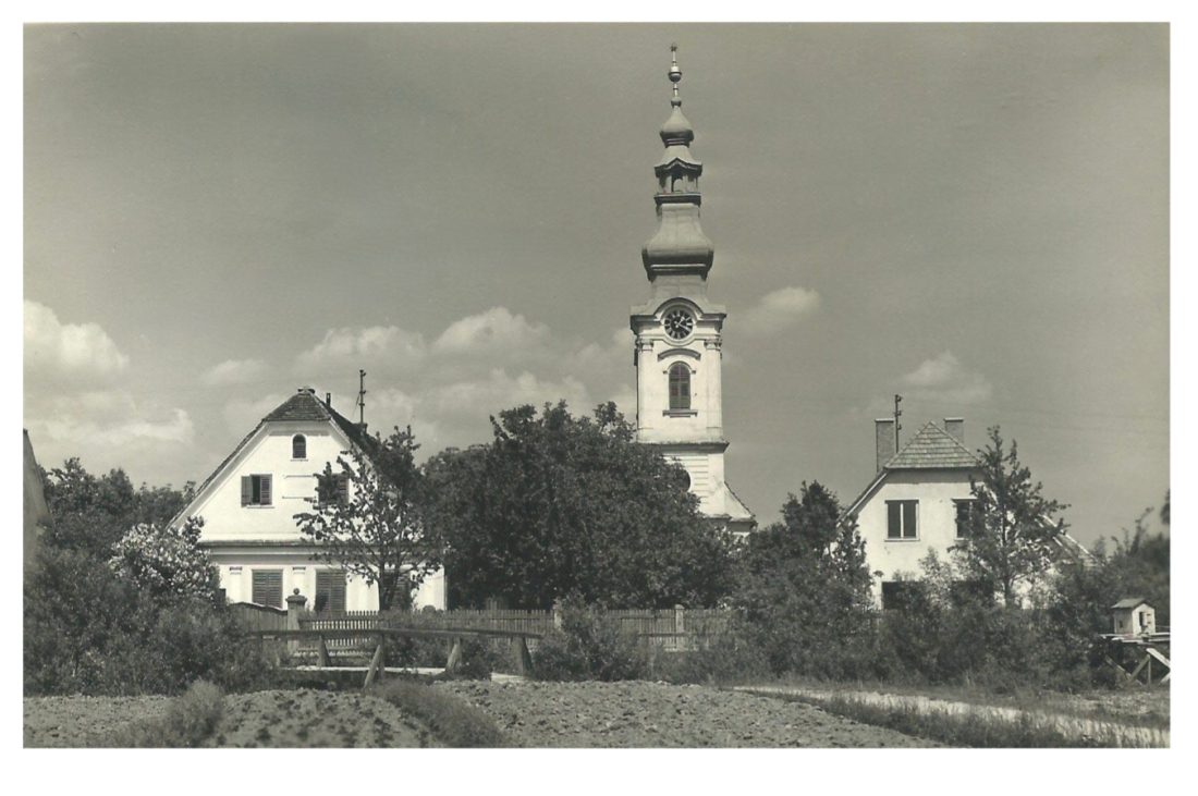Reformierte Pfarrgemeinde: Kirche mit altem Pfarrhaus und Gemeindesaal