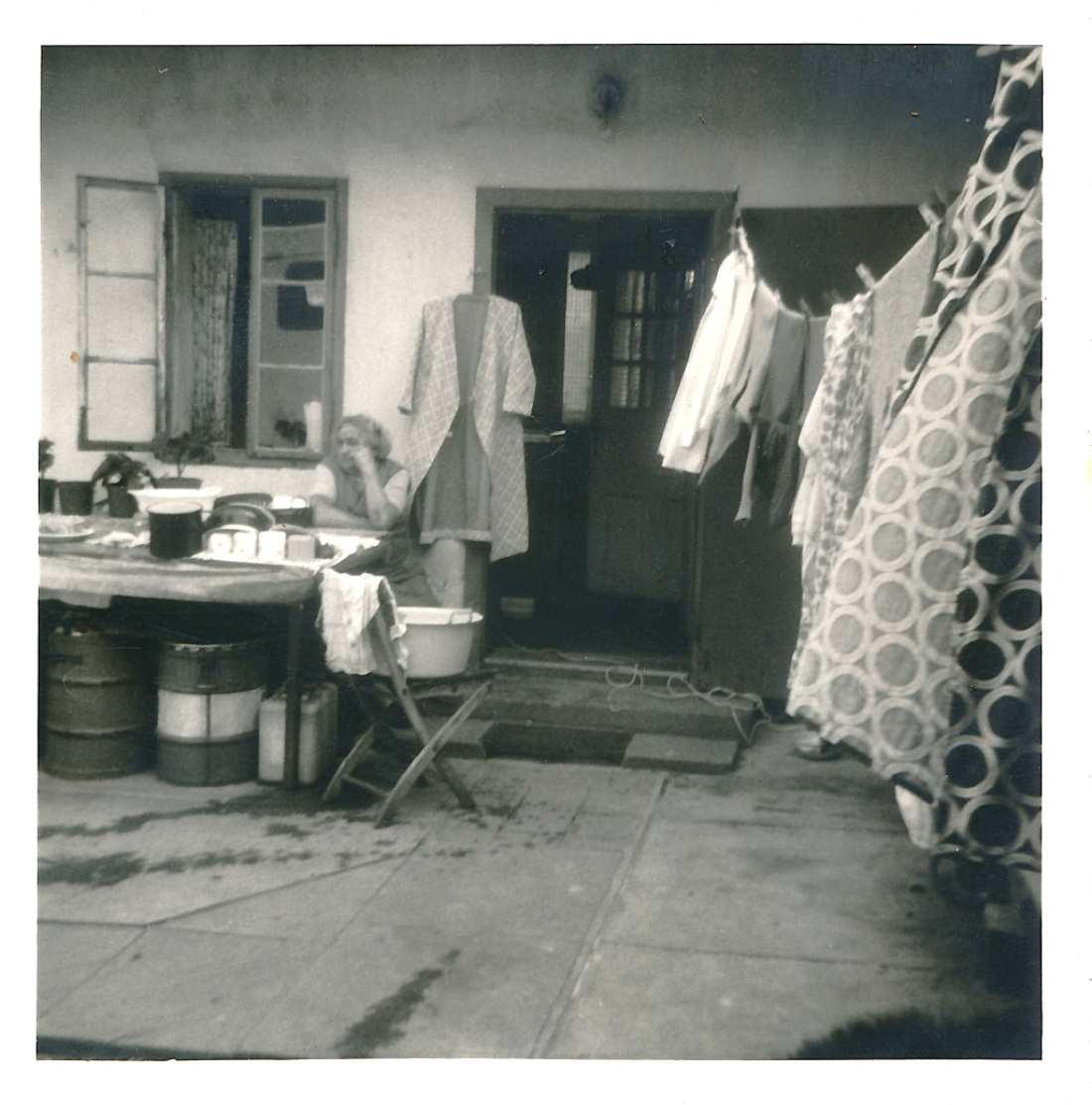 Marktfahrerin Hermine Zeisser (geb. Fliesel, *1909/+1985) im Hof ihres Hauses Rechte Bachgasse 8