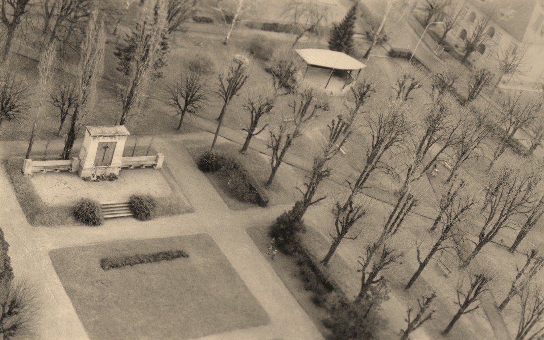Kriegerdenkmal mit Teilen des  Stadtparks