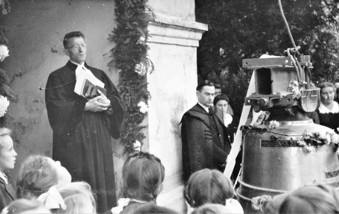 Evang. Pfarrgemeinde: Weihe der nach dem Krieg neu angeschafften Glocke
