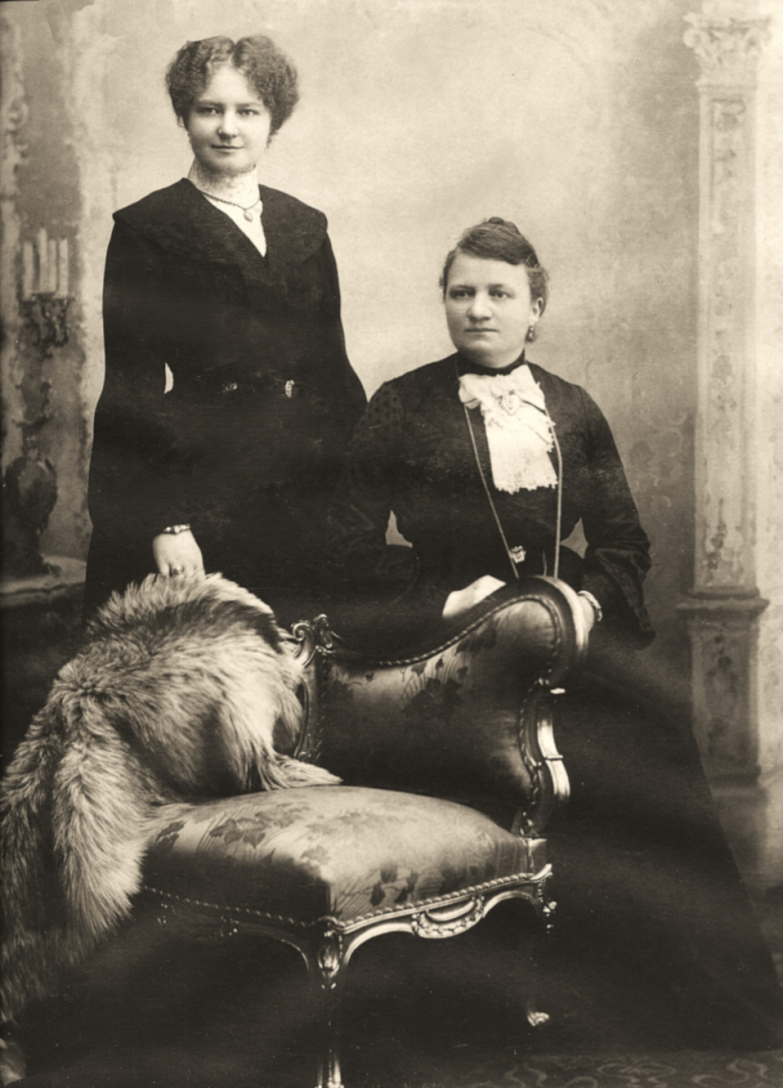 Anna Fliegenschnee (geb. Karner, *1858/+1942) mit Tochter Anna Fliegenschnee (verh. Höllig, *1884/+1959)