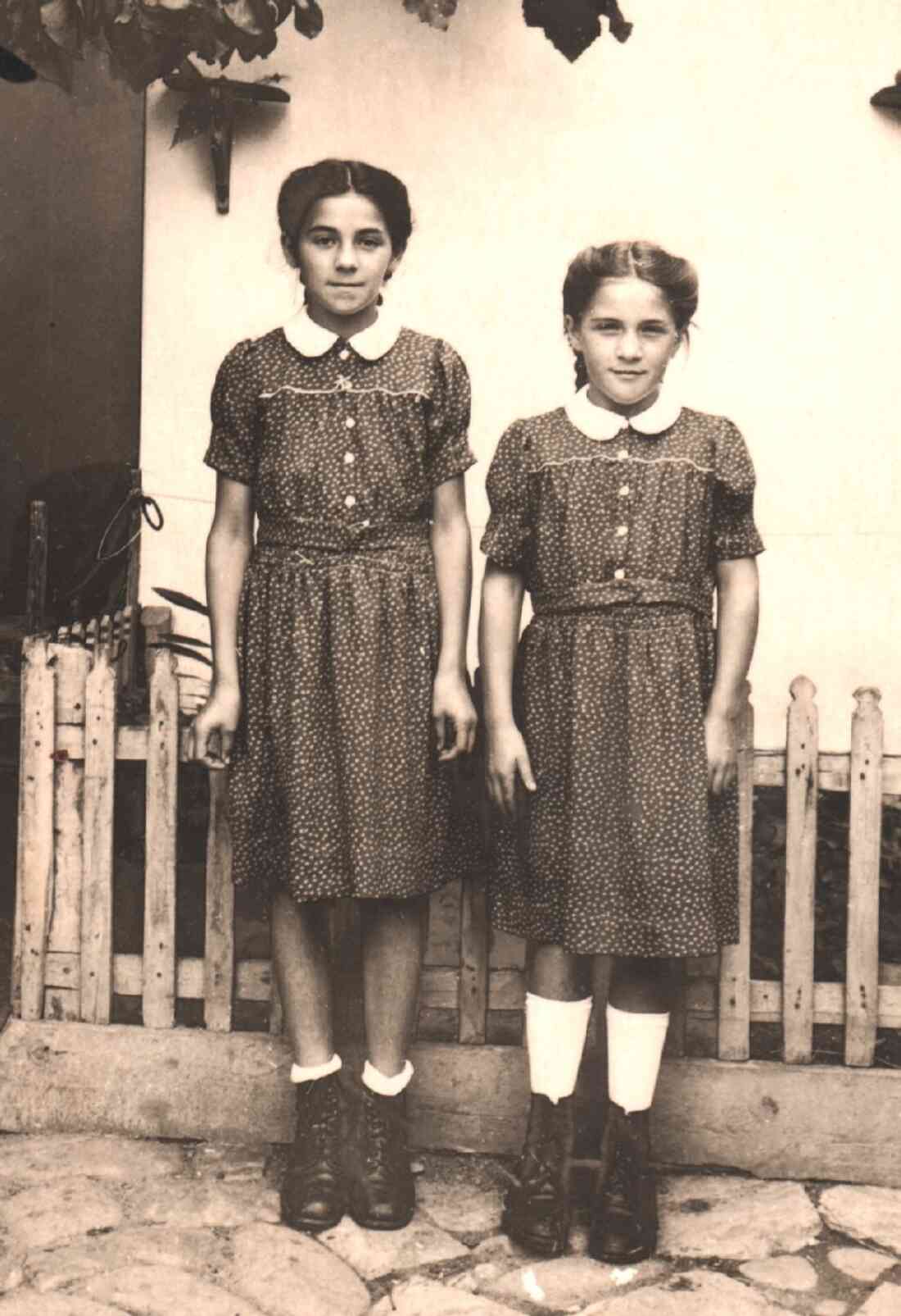 Gisela Adorjan mit ihrer Schwester Anna (Nusi) im Hof des Elternhauses (OW 302 / Grazerstraße 32) - Original: "Gisela Adorjan with her sister Anna (Nyushi) Adorjan in the courtyard of their home on Grazerstraße 32"