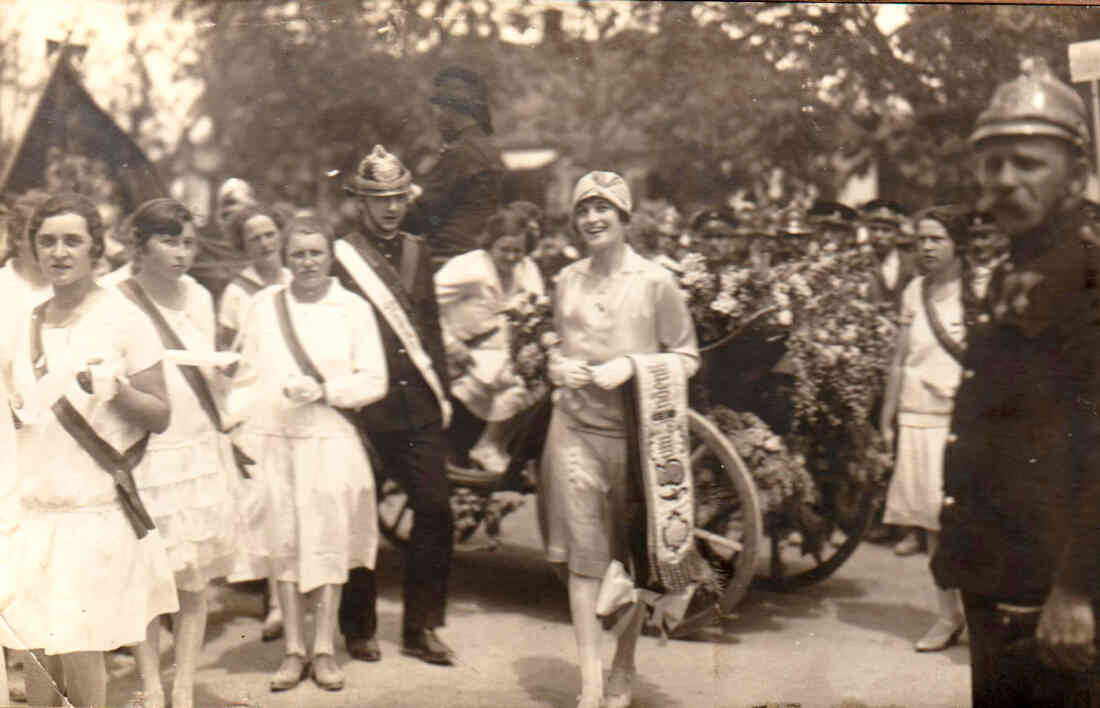 Freiwillige Feuerwehr: Ankunftsfeier des ersten Feuerwehrautos "Überland Automotorspritze" 1926 - Patin Katharina Fuith