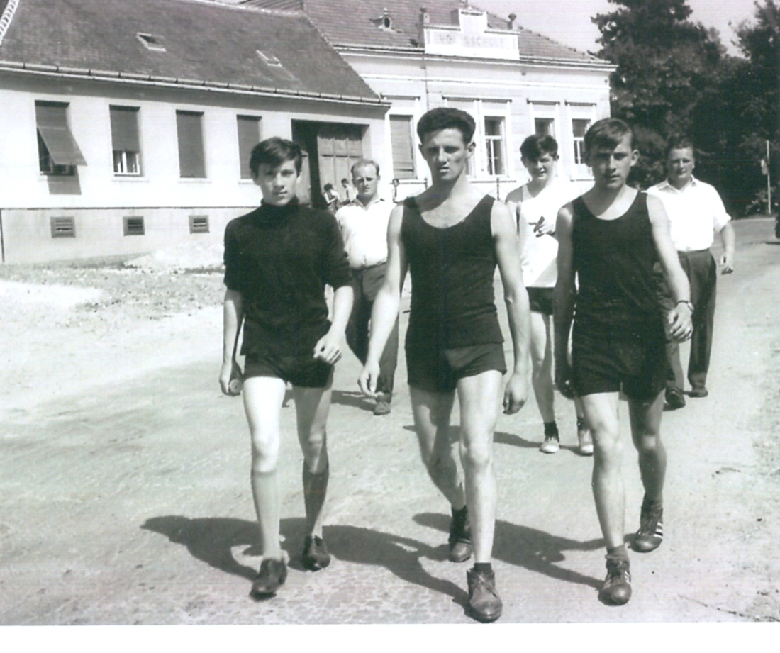 St. Martiner Fußballer auf dem Weg ins Gasthaus - Klepits/Guger/Röhrling/Mirtl/Farkas/Wukits