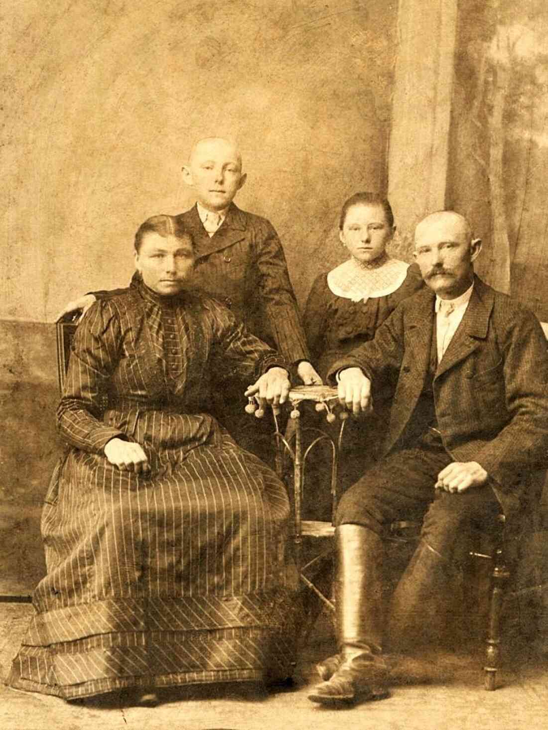 Portraitaufnahme: Familie Ludwig Horvath (*1877/+1955) und Lidia Horvath (geb. Miklos, *1878/+1964) - OW 398 / Grazerstraße 94