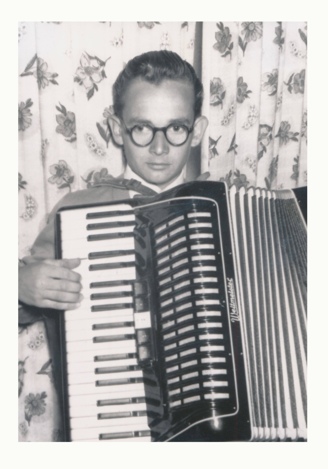 Gerhard Graf (*1939) auf seinem Akkordeon der Marke "Weltmeister"