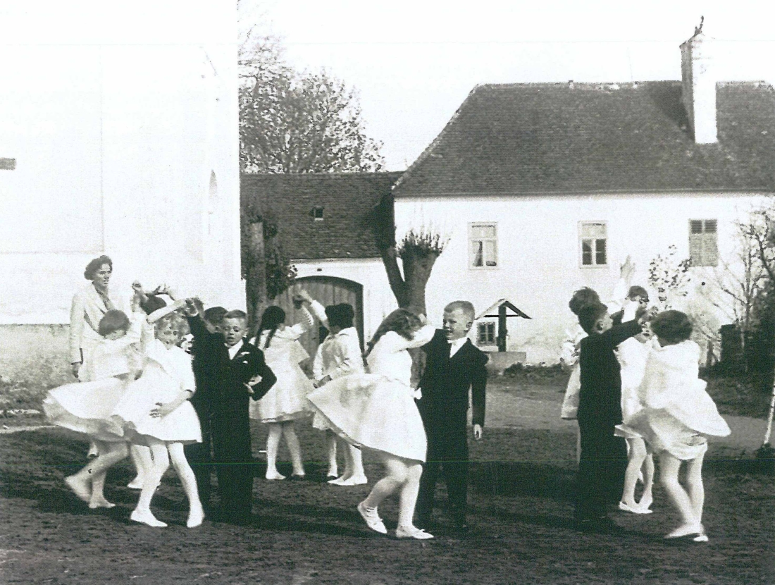 St. Martin - Erstkommunion 1962: die Kinder Tanzen vor der Kirche