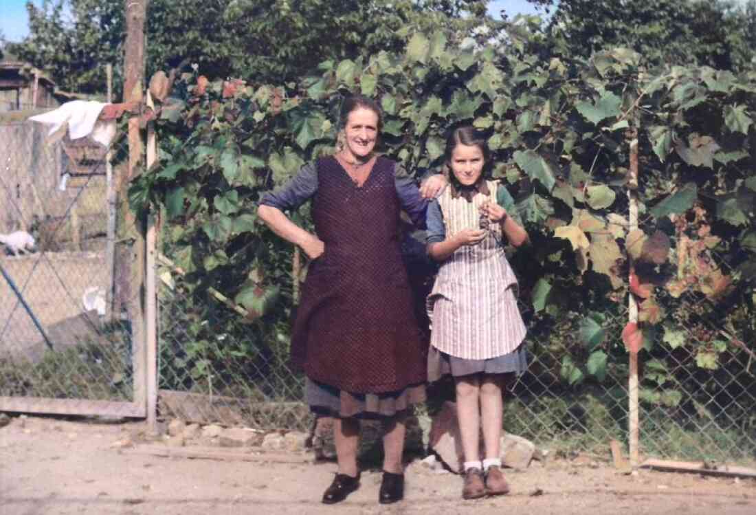 Rosalia Oswald (geb. Seper, *1901/+1979) mit Tochter Gerti (*1944) - Am Telek 59