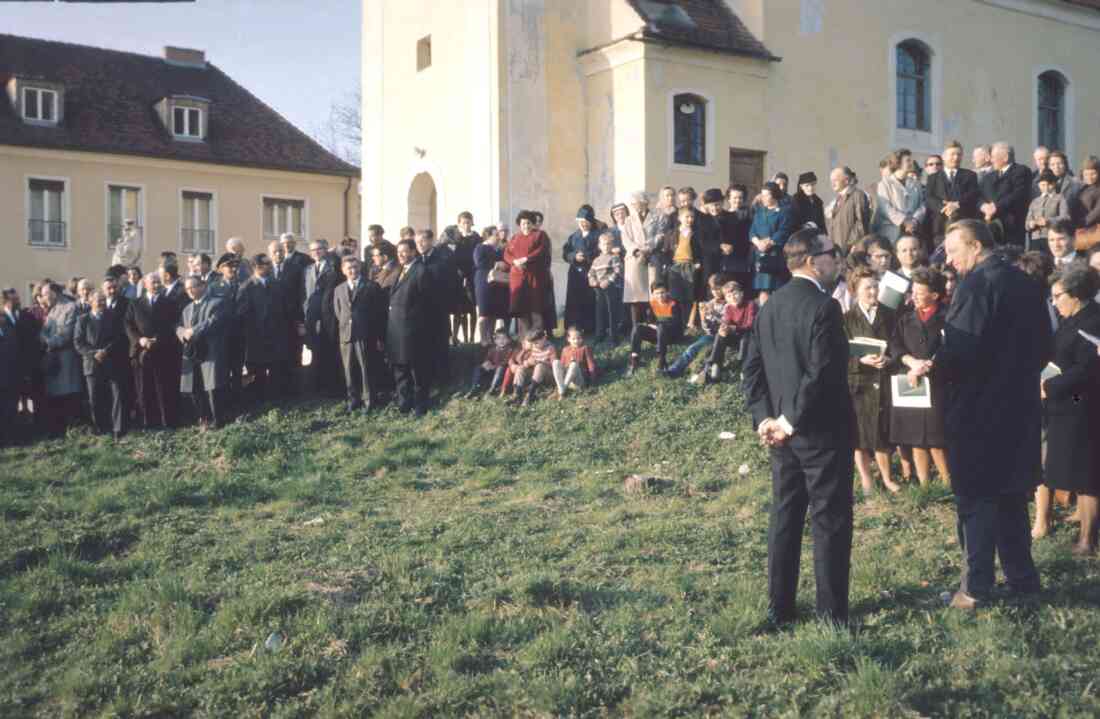 Bau der neuen röm. kath. Osterkirche: Die Gemeinde wartet auf den Beginn der feierlichen, ersten Erdaushubarbeiten