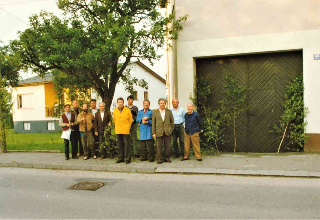 Röm. kath. Pfarre: Fronleichnamsprozession - kath. Männerrunde, die die Route mit Birkenzweigen schmückte, vor dem Haus Arth (Steinamangererstraße 68)
